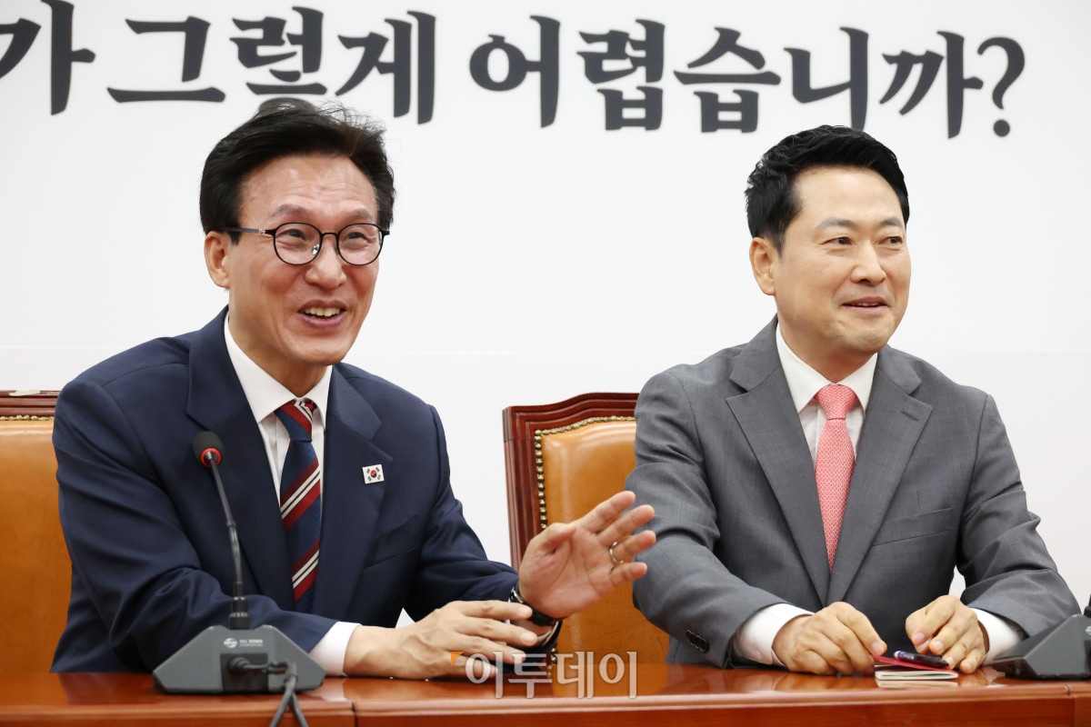 ▲김민석(왼쪽) 더불어민주당 대표가 24일 서울 여의도 국회에서 장동혁 국민의힘 대표를 예방하고 있다. 고이란 기자 photoeran@