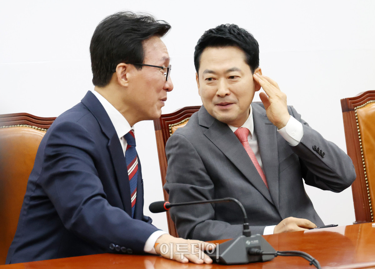 ▲김민석(왼쪽) 더불어민주당 대표가 24일 서울 여의도 국회에서 장동혁 국민의힘 대표를 예방하고 있다. 고이란 기자 photoeran@