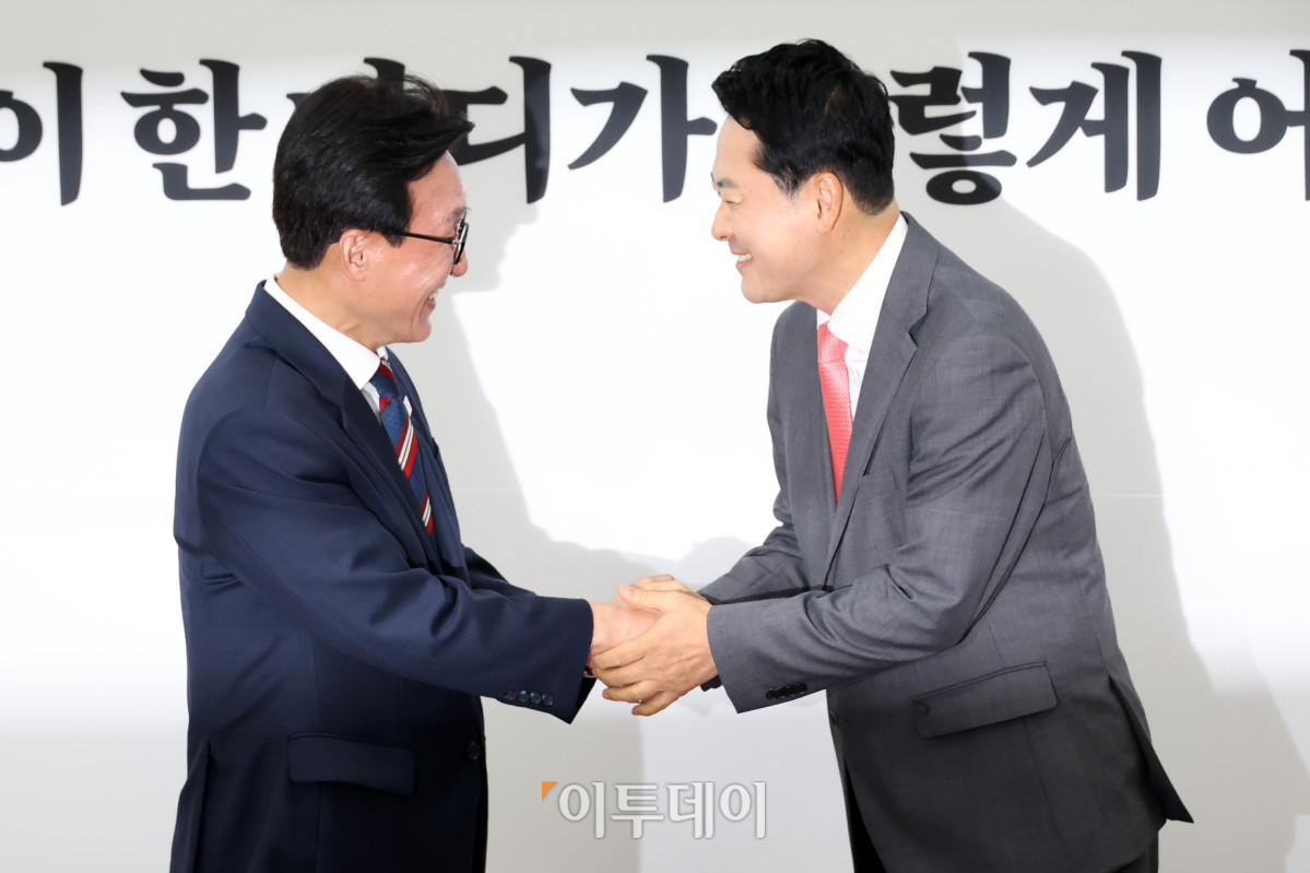 ▲김민석(왼쪽) 더불어민주당 대표가 24일 서울 여의도 국회에서 장동혁 국민의힘 대표를 예방하고 있다. 고이란 기자 photoeran@