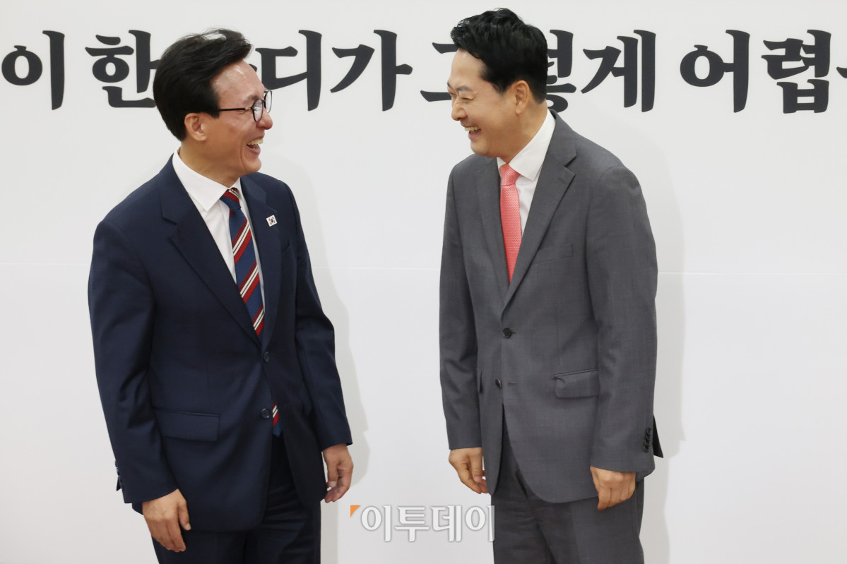▲김민석(왼쪽) 더불어민주당 대표가 24일 서울 여의도 국회에서 장동혁 국민의힘 대표를 예방하고 있다. 고이란 기자 photoeran@