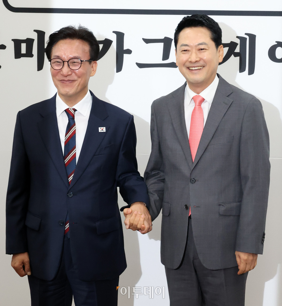 ▲김민석(왼쪽) 더불어민주당 대표가 24일 서울 여의도 국회에서 장동혁 국민의힘 대표를 예방하고 있다. 고이란 기자 photoeran@