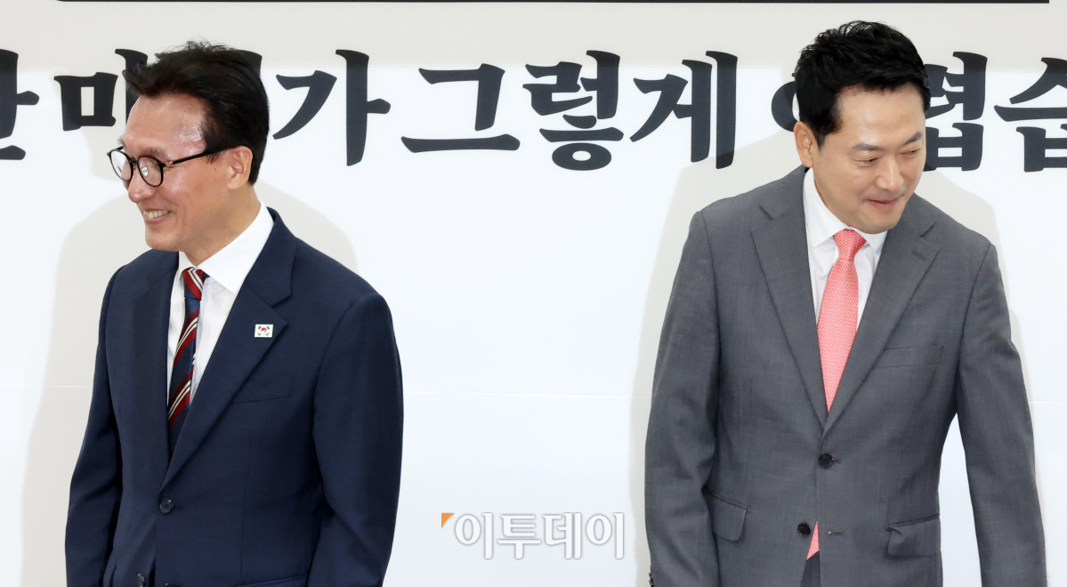 ▲김민석(왼쪽) 더불어민주당 대표가 24일 서울 여의도 국회에서 장동혁 국민의힘 대표를 예방하고 있다. 고이란 기자 photoeran@