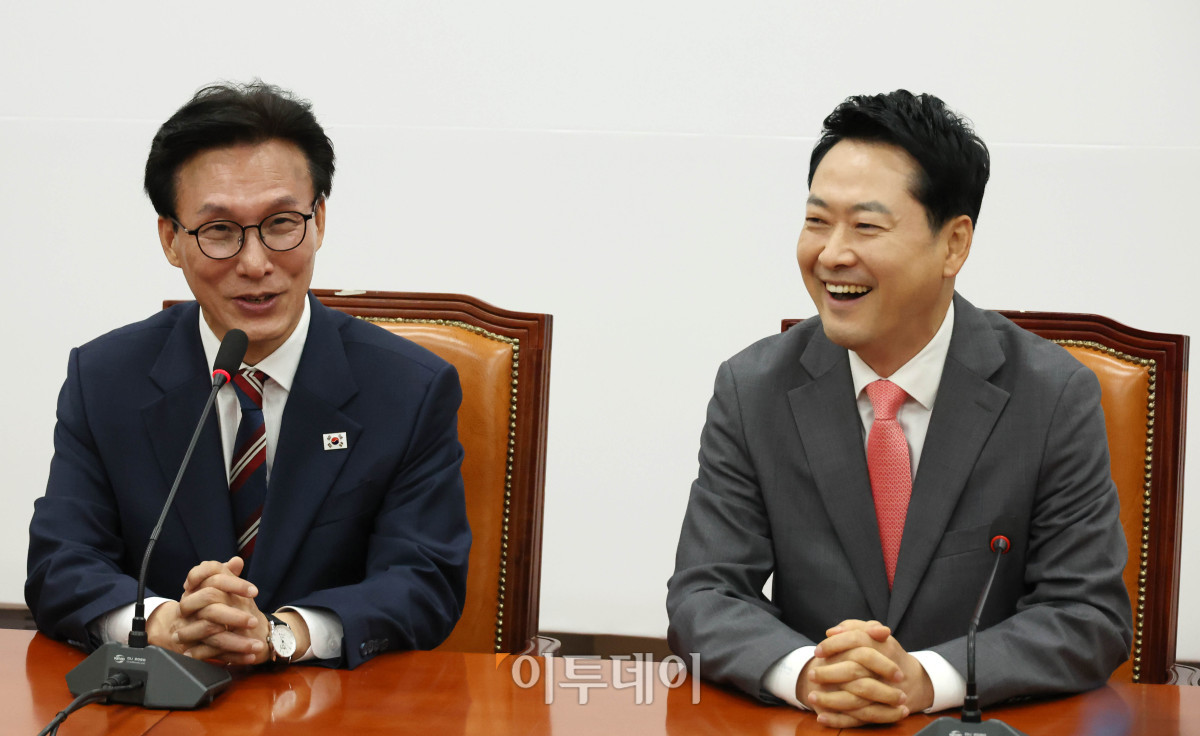 ▲김민석(왼쪽) 더불어민주당 대표가 24일 서울 여의도 국회에서 장동혁 국민의힘 대표를 예방하고 있다. 고이란 기자 photoeran@