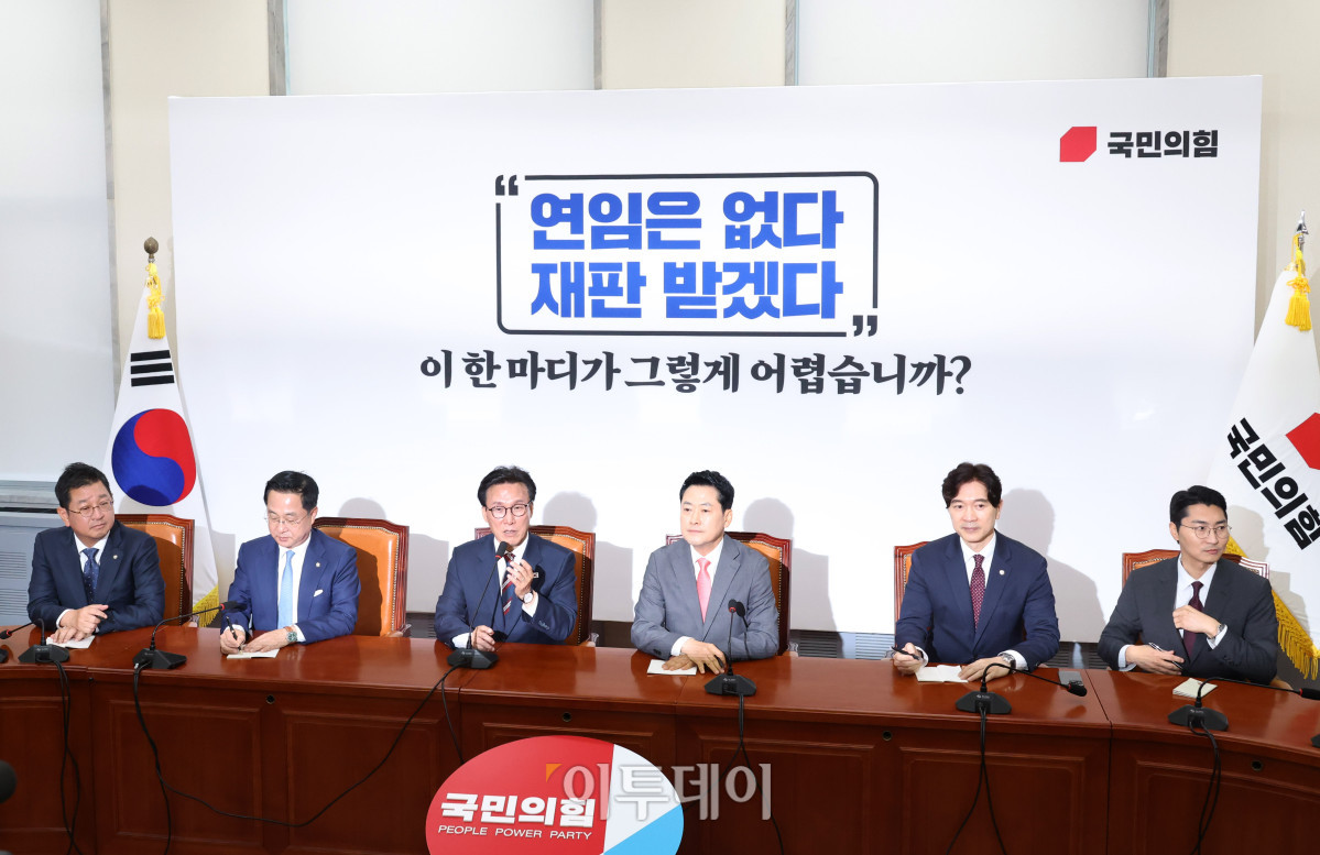 ▲김민석(왼쪽 세번째) 더불어민주당 대표가 24일 서울 여의도 국회에서 장동혁(왼쪽 네번째) 국민의힘 대표를 예방하고 있다. 고이란 기자 photoeran@
