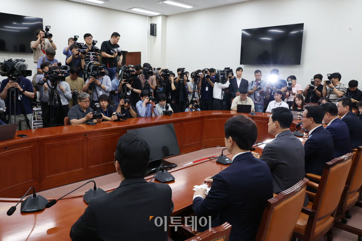 ▲김민석 더불어민주당 대표가 24일 서울 여의도 국회에서 장동혁 국민의힘 대표를 예방하고 있다. 고이란 기자 photoeran@