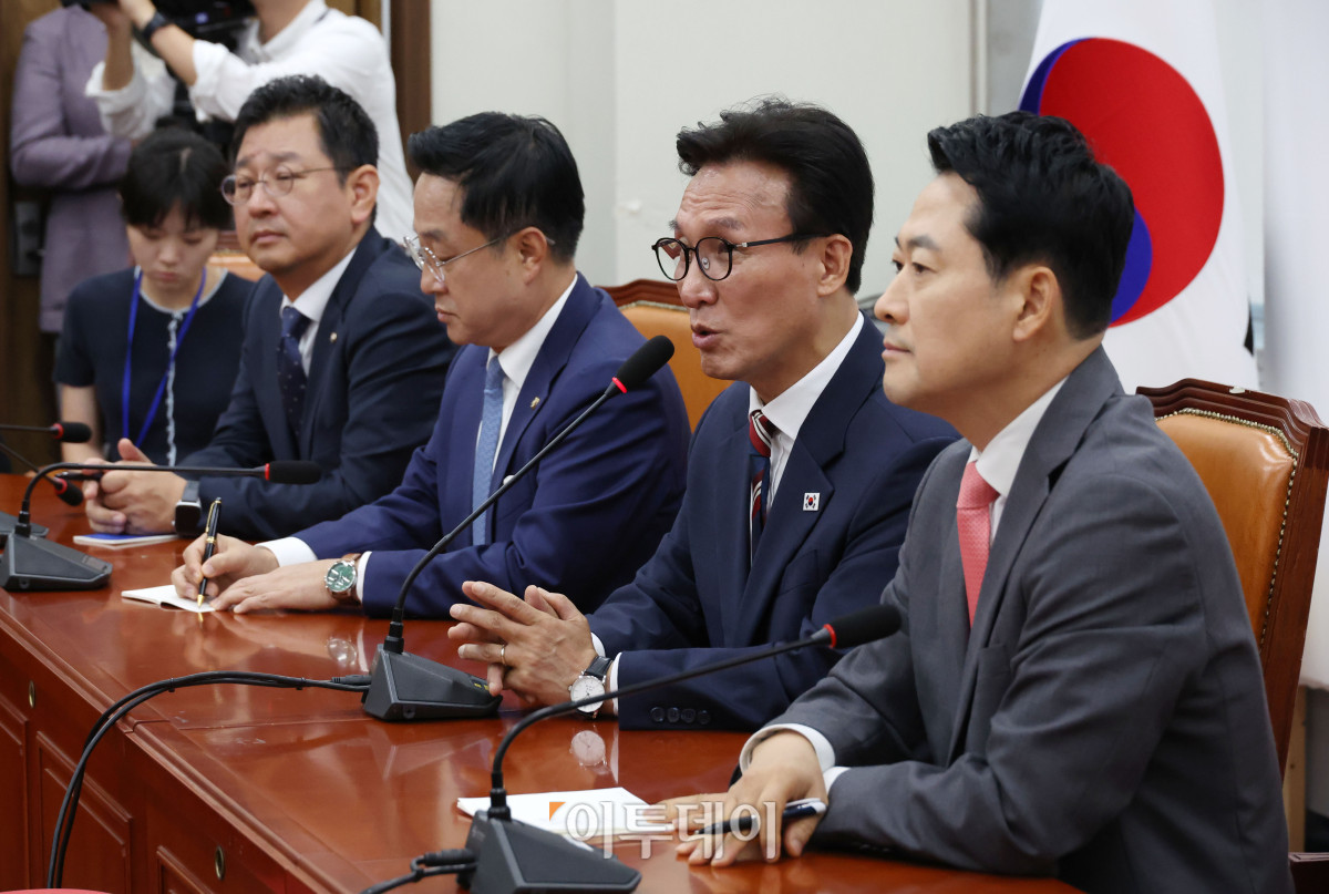 ▲김민석(오른쪽 두번째) 더불어민주당 대표가 24일 서울 여의도 국회에서 장동혁(오른쪽) 국민의힘 대표를 예방하고 있다. 고이란 기자 photoeran@