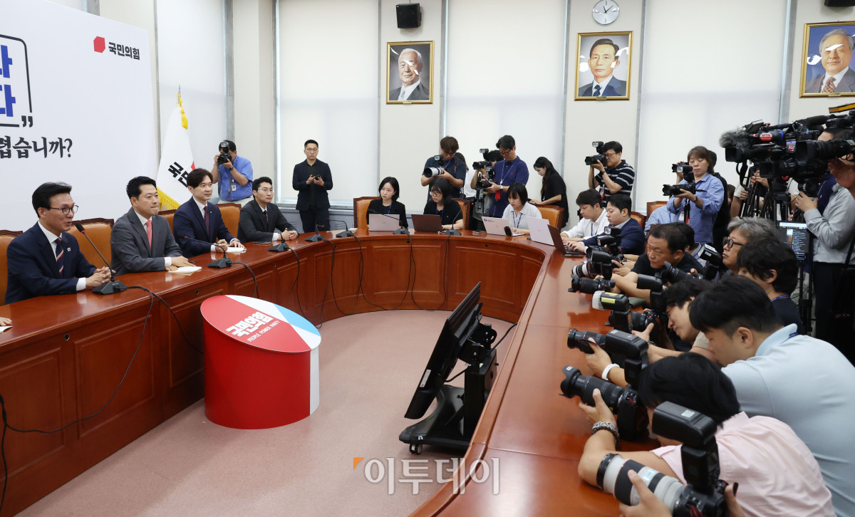 ▲김민석 더불어민주당 대표가 24일 서울 여의도 국회에서 장동혁 국민의힘 대표를 예방하고 있다. 고이란 기자 photoeran@