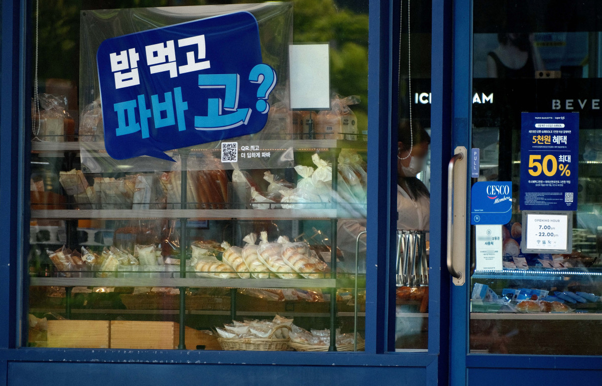 ▲추석을 한 달여 앞두고 식품업체들이 잇달아 판매가 인상에 나서며 주요 먹거리 가격이 줄줄이 오르는 가운데 24일 서울의 한 파리바게뜨 매장의 모습. 파리바게뜨는 원료비와 각종 제반 비용 상승을 이유로 25일부터 빵류와 케이크·디저트 등 127종의 가격을 평균 5.0% 인상한다. 가격 인상은 지난해 2월 이후 1년 6개월 만이다. 신태현 기자 holjjak@