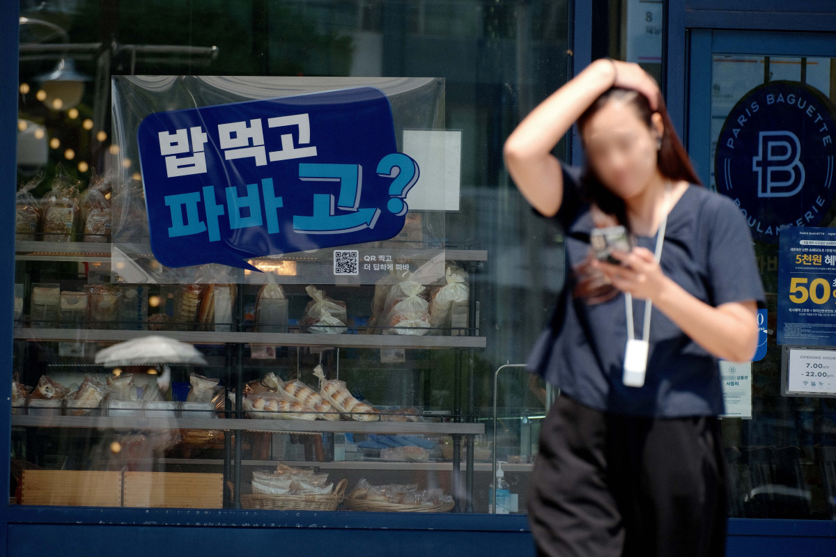 ▲추석을 한 달여 앞두고 식품업체들이 잇달아 판매가 인상에 나서며 주요 먹거리 가격이 줄줄이 오르는 가운데 24일 서울의 한 파리바게뜨 매장의 모습. 파리바게뜨는 원료비와 각종 제반 비용 상승을 이유로 25일부터 빵류와 케이크·디저트 등 127종의 가격을 평균 5.0% 인상한다. 가격 인상은 지난해 2월 이후 1년 6개월 만이다. 신태현 기자 holjjak@