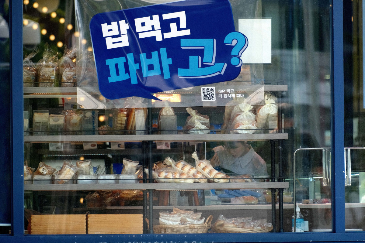▲추석을 한 달여 앞두고 식품업체들이 잇달아 판매가 인상에 나서며 주요 먹거리 가격이 줄줄이 오르는 가운데 24일 서울의 한 파리바게뜨 매장의 모습. 파리바게뜨는 원료비와 각종 제반 비용 상승을 이유로 25일부터 빵류와 케이크·디저트 등 127종의 가격을 평균 5.0% 인상한다. 가격 인상은 지난해 2월 이후 1년 6개월 만이다. 신태현 기자 holjjak@