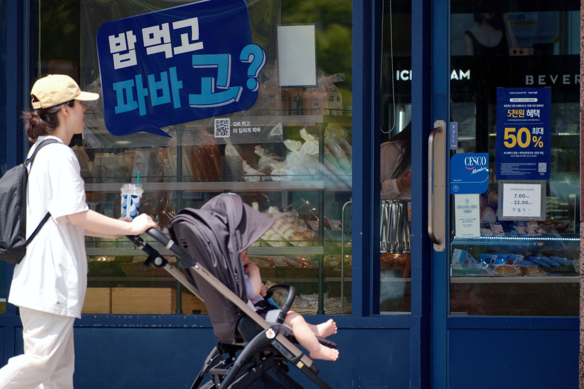 ▲추석을 한 달여 앞두고 식품업체들이 잇달아 판매가 인상에 나서며 주요 먹거리 가격이 줄줄이 오르는 가운데 24일 서울의 한 파리바게뜨 매장의 모습. 파리바게뜨는 원료비와 각종 제반 비용 상승을 이유로 25일부터 빵류와 케이크·디저트 등 127종의 가격을 평균 5.0% 인상한다. 가격 인상은 지난해 2월 이후 1년 6개월 만이다. 신태현 기자 holjjak@