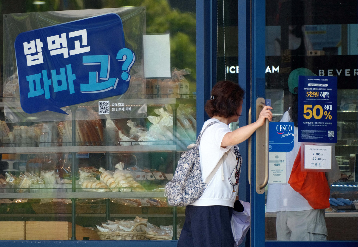 ▲추석을 한 달여 앞두고 식품업체들이 잇달아 판매가 인상에 나서며 주요 먹거리 가격이 줄줄이 오르는 가운데 24일 서울의 한 파리바게뜨 매장의 모습. 파리바게뜨는 원료비와 각종 제반 비용 상승을 이유로 25일부터 빵류와 케이크·디저트 등 127종의 가격을 평균 5.0% 인상한다. 가격 인상은 지난해 2월 이후 1년 6개월 만이다. 신태현 기자 holjjak@