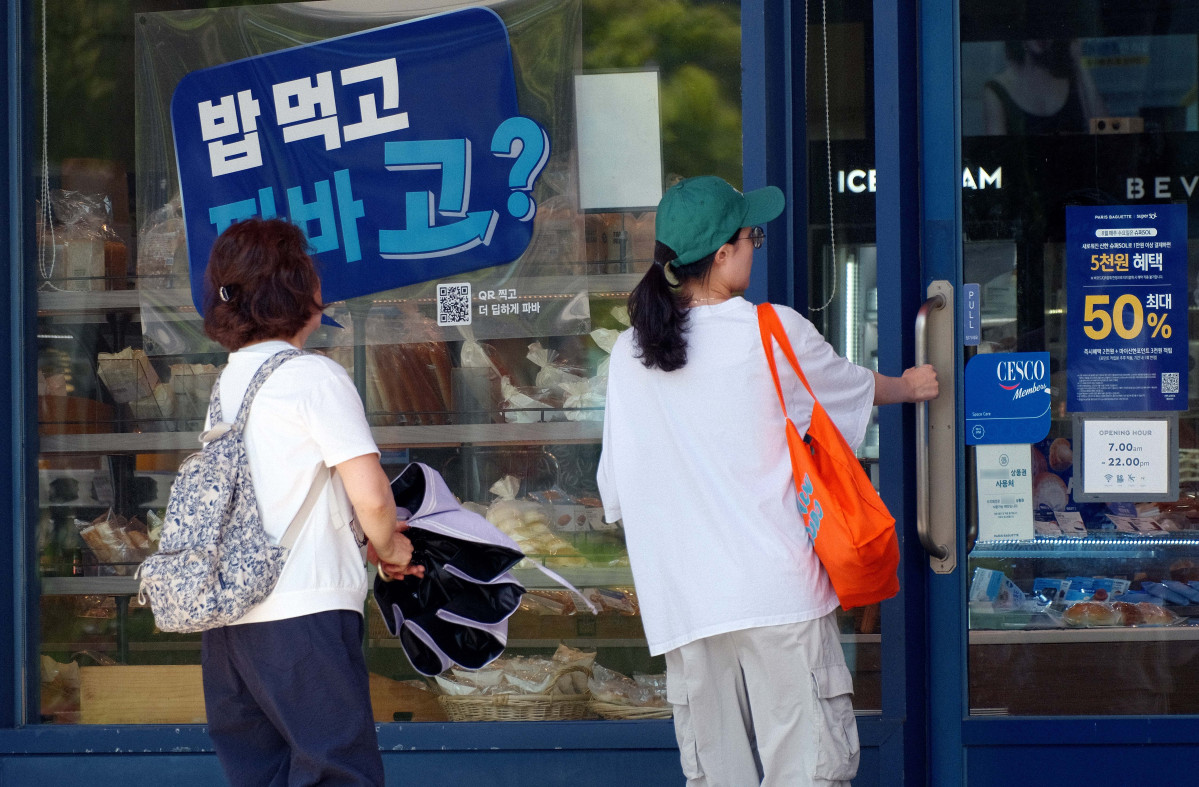 ▲추석을 한 달여 앞두고 식품업체들이 잇달아 판매가 인상에 나서며 주요 먹거리 가격이 줄줄이 오르는 가운데 24일 서울의 한 파리바게뜨 매장의 모습. 파리바게뜨는 원료비와 각종 제반 비용 상승을 이유로 25일부터 빵류와 케이크·디저트 등 127종의 가격을 평균 5.0% 인상한다. 가격 인상은 지난해 2월 이후 1년 6개월 만이다. 신태현 기자 holjjak@