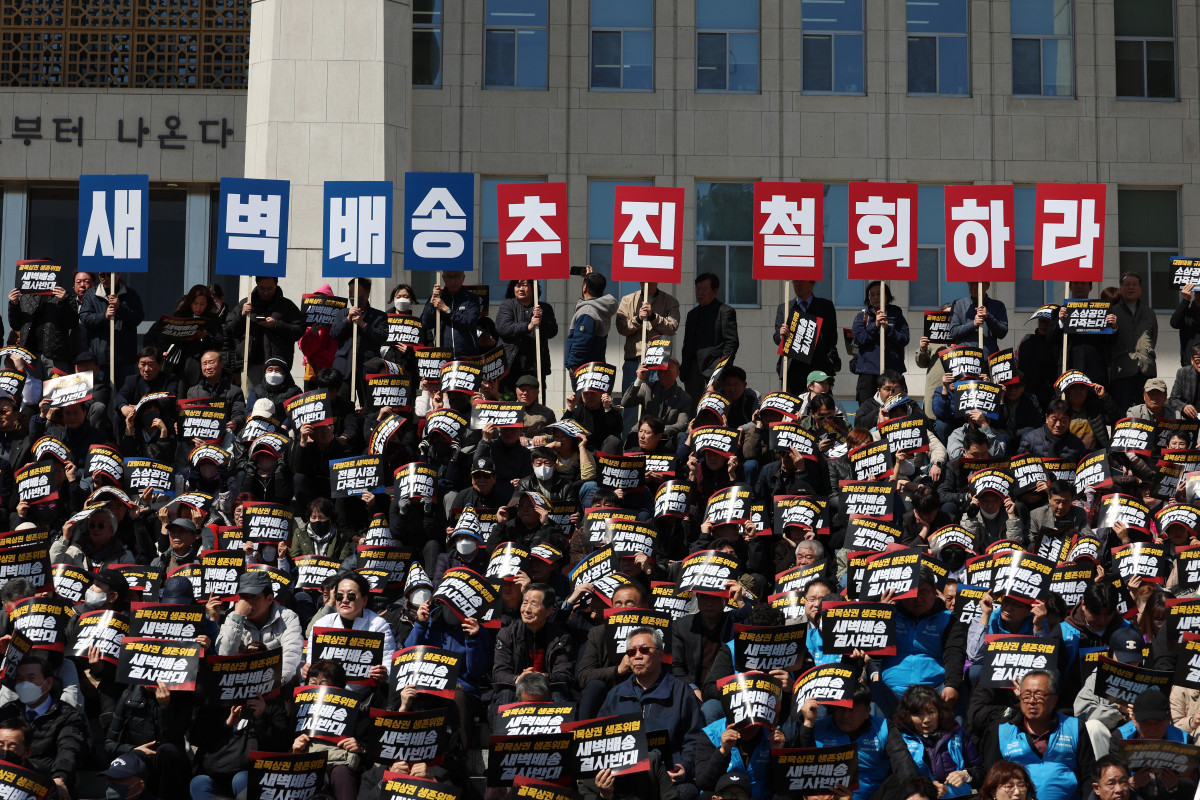▲전국상인연합회 등 소상공인 단체 회원들이 19일 서울 여의도 국회 본청 앞 계단에서 열린 대형마트 새벽배송 추진 반대 집회에서 피켓을 들고 있다. 2026.03.19. (뉴시스)