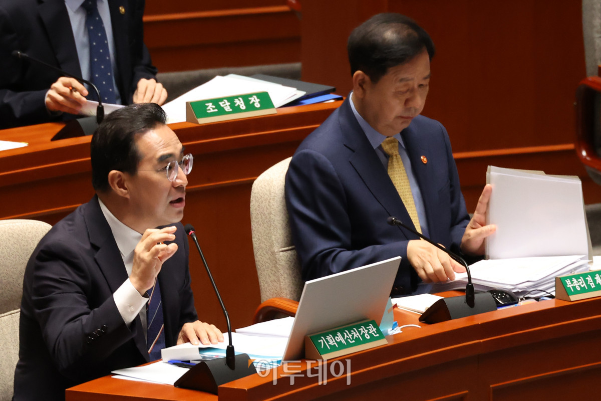 ▲박홍근 기획예산처 장관이 24일 서울 여의도 국회에서 열린 예산결산특별위원회 전체회의에서 의원 질의에 답하고 있다. 오른쪽은 구윤철 부총리 겸 재정경제부 장관. 고이란 기자 photoeran@