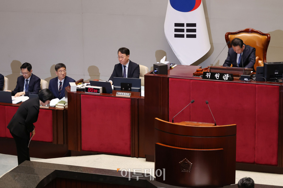 ▲한성숙 국무총리가 24일 서울 여의도 국회에서 열린 예산결산특별위원회 전체회의에서 발언을 이광재 위원장을 향해 인사하고 있다. 고이란 기자 photoeran@