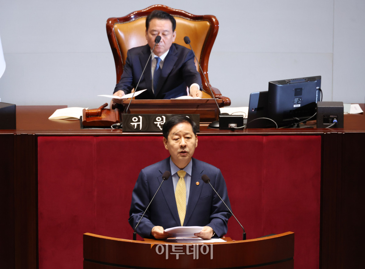 ▲구윤철 부총리 겸 재정경제부 장관이 24일 서울 여의도 국회에서 열린 예산결산특별위원회 전체회의에서 2025 회계연도 결산 보고를 하고 있다. 고이란 기자 photoeran@
