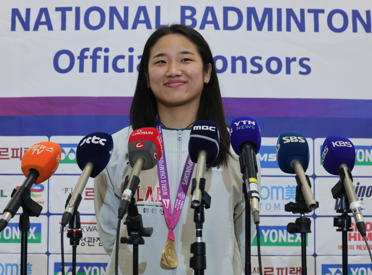 ▲2026 세계배드민턴연맹(BWF) 세계선수권대회 여자 단식에서 우승한 안세영이 25일 인천국제공항 제2여객터미널을 통해 귀국한 뒤 취재진과 인터뷰하며 미소짓고 있다. (연합뉴스)