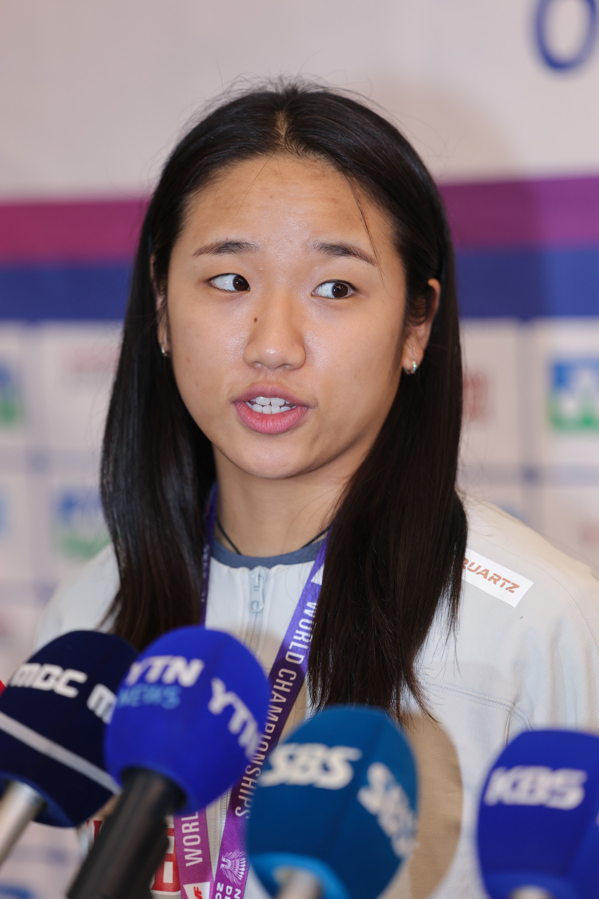 ▲2026 세계배드민턴연맹(BWF) 세계선수권대회 여자 단식에서 우승한 안세영이 25일 인천국제공항 제2여객터미널을 통해 귀국하며 취재진에 소감을 밝히고 있다. (연합뉴스)