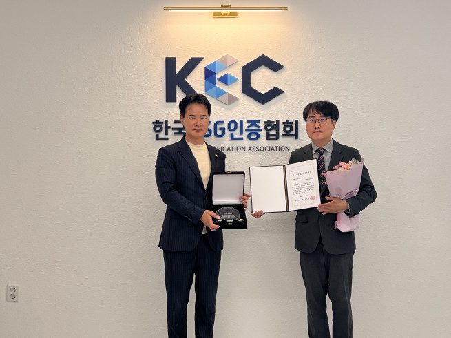 ▲김준호 소진공 ESG경영실장(오른쪽)과 권오삼 한국ESG인증협회 대표가 기념사진을 찍고 있다. (사진제공=소상공인시장진흥공단)