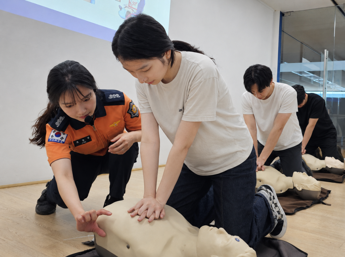 ▲KCC 직원들이 서초소방대원의 지도 아래 심폐소생술(CPR) 등 응급처치 교육을 받고 있다. (사진제공=KCC)