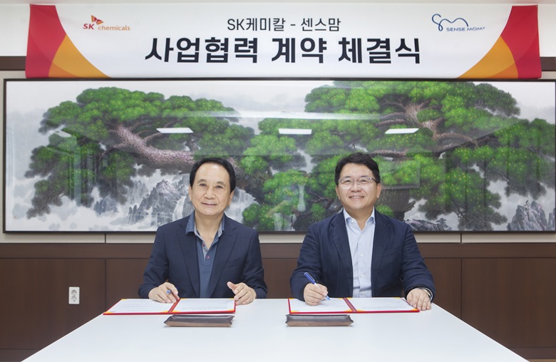 ▲지난 24일 인천광역시 남동구에 위치한 센스맘 본사에서 강경모(왼쪽) 센스맘 대표이사와 김응수 SK케미칼 그린소재사업본부 본부장이 SK케미칼-센스맘 사업협력 계약(MOU)'을 체결하고 기념 촬영을 하고 있다. (사진제공=SK케미칼)