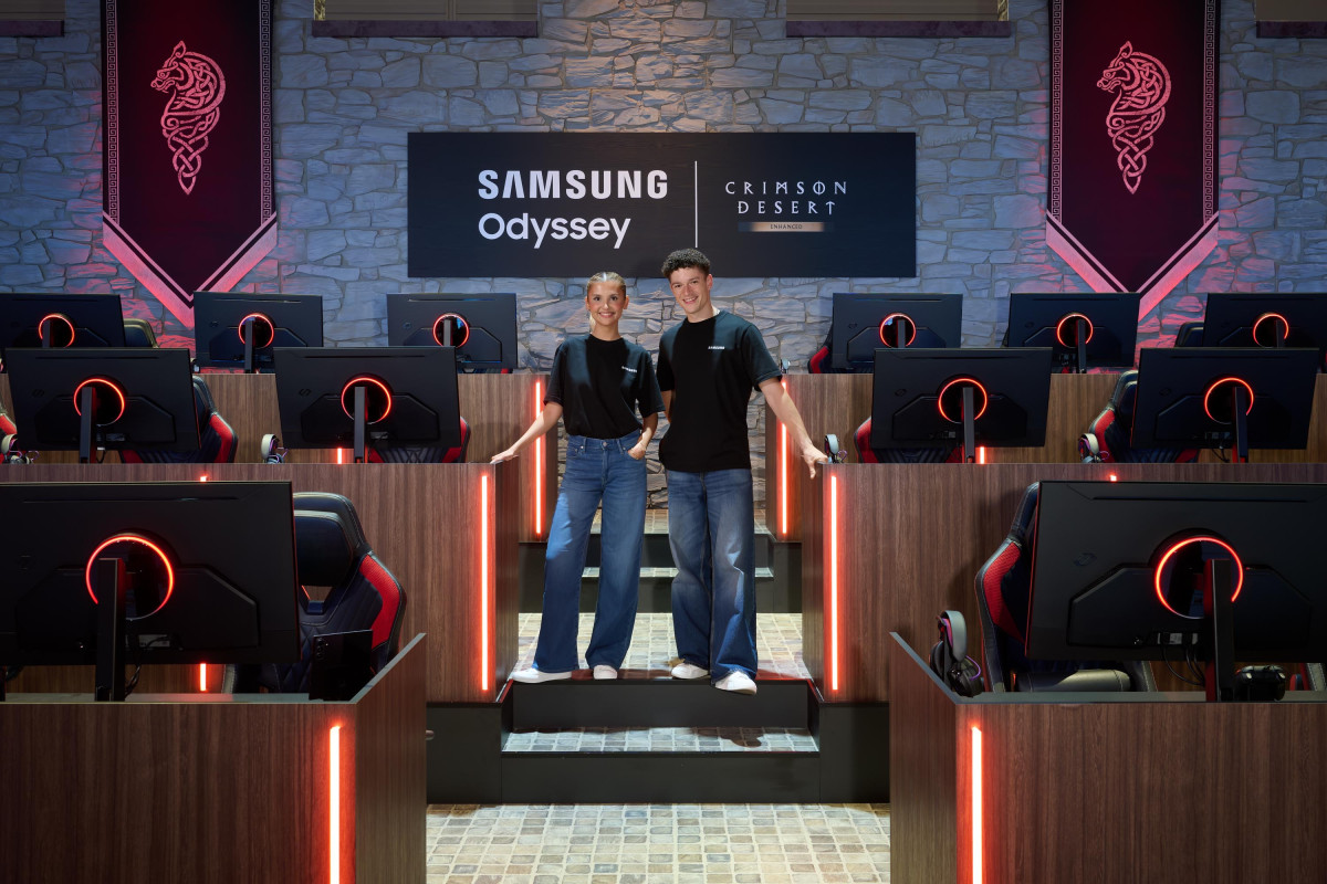 ▲삼성전자 모델이 독일 쾰른에서 열린 '게임스컴 2026(Gamescom 2026)'에서 '붉은사막 체험존'을 소개하고 있다. (자료제공=삼성전자)