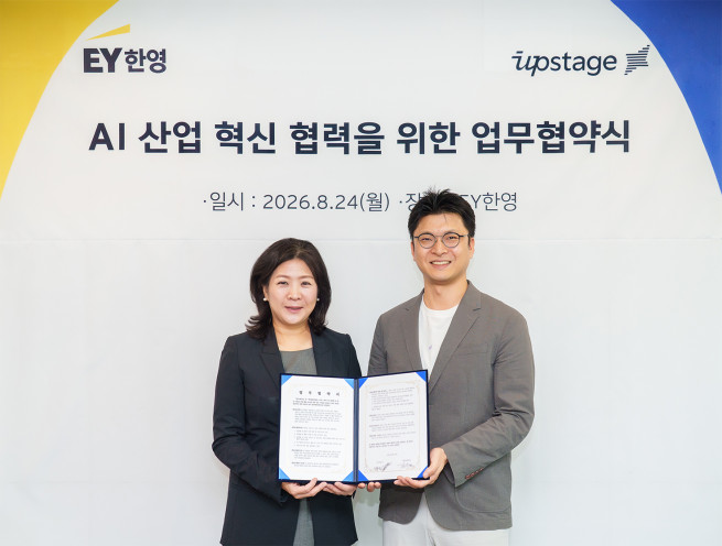▲24일 김수연 EY AI 센터장(왼쪽)과 이활석 업스테이지 최고기술책임자(CTO)가 국내 기업들의 소버린 AI 기반 AX 실현을 지원하기 위한 업무협약을 체결하고 기념 촬영을 하고 있다. (제공=EY한영)