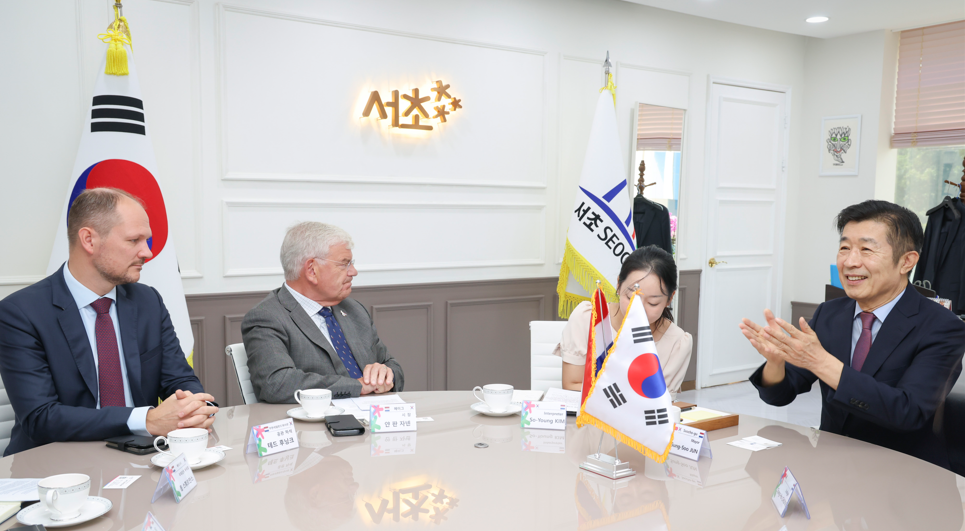 ▲전성수(오른쪽 첫 번째) 서울특별시 서초구청장이 24일 서초구청을 방문한 네덜란드 헤이그의 얀 판 자넨(Jan van Zanen‧왼쪽 두 번째) 시장을 만나 ‘아‧태 사법정의 허브’ 조성을 비롯한 양 도시 간 교류‧협력 방안을 논의하고 있다. (사진 제공 = 서울 서초구)