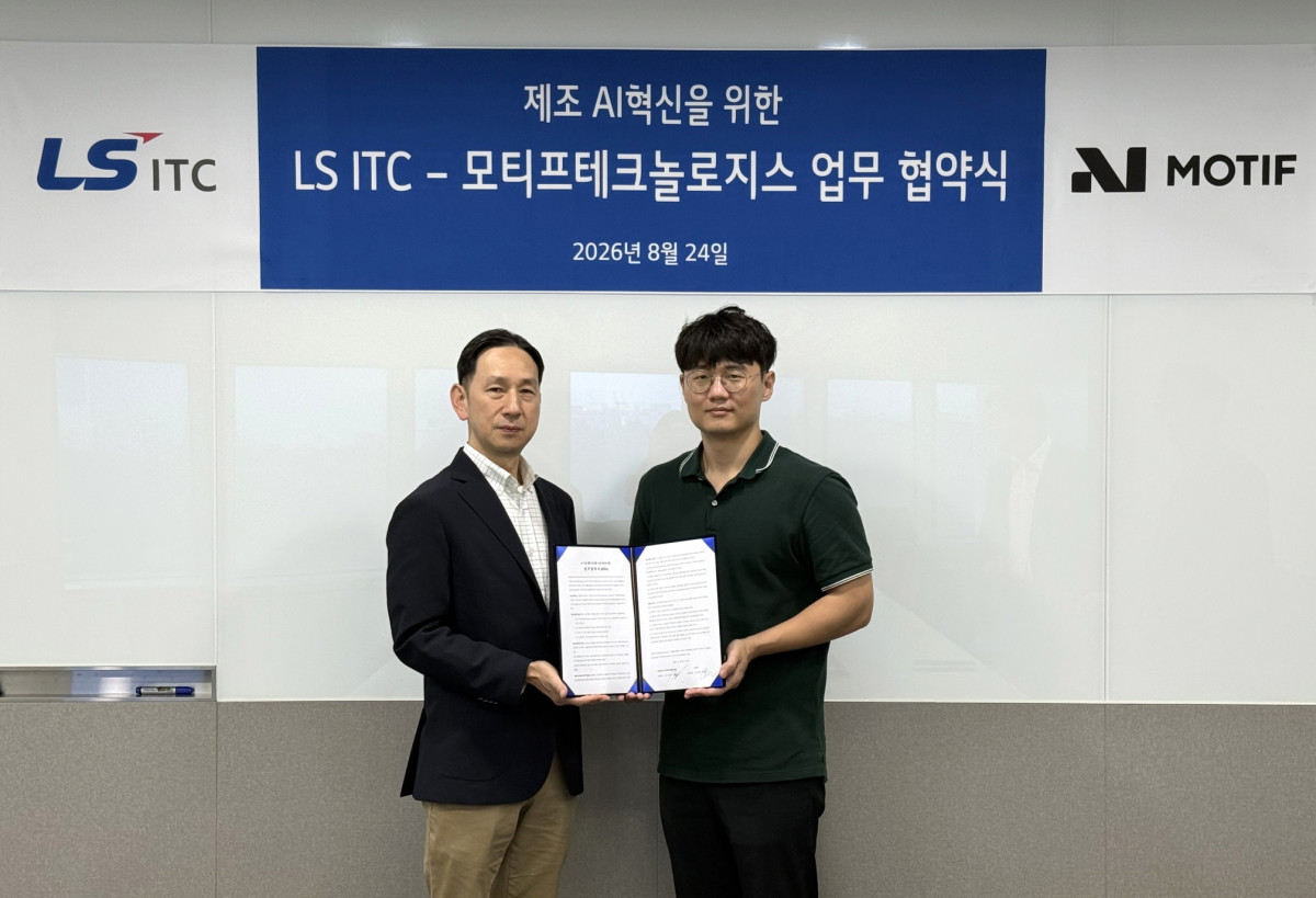 ▲24일 서울 LS용산타워에서 열린 ‘제조 AI 혁신을 위한 업무협약식’에서 조의제 LS ITC 대표(좌)와 임정환 모티프테크놀로지스 대표가 기념 촬영을 하고 있다. (사진=LS)