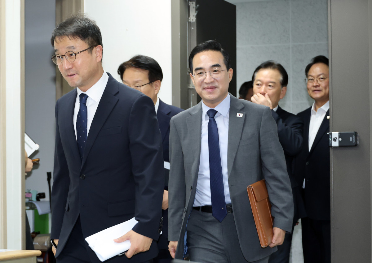당정, 내년 <b>반도체</b> 전용 예산 만들고 AI 칩 1만 장 공급…전기차 보조금...