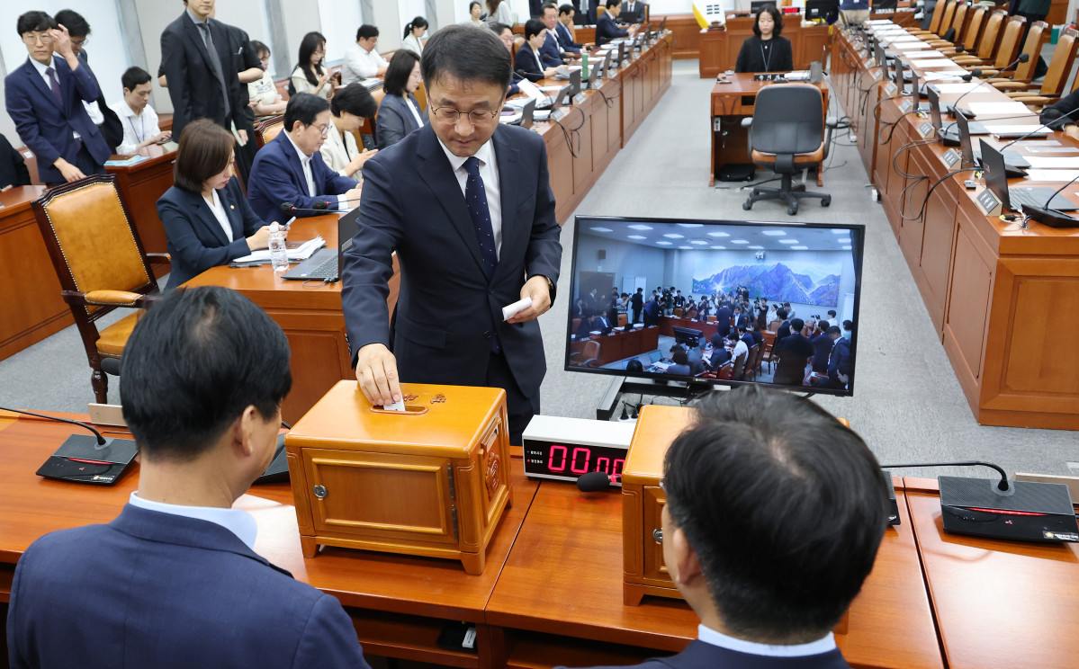 ▲이진숙 제명 촉구 결의안 투표하는 한병도 운영위원장 (연합뉴스)