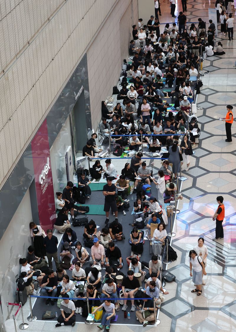 ▲서울 강남구 코엑스에서 열린 2027학년도 수시 대학입학정보박람회에서 학부모·학생들이 입장을 대기하고 있다. (뉴시스)
