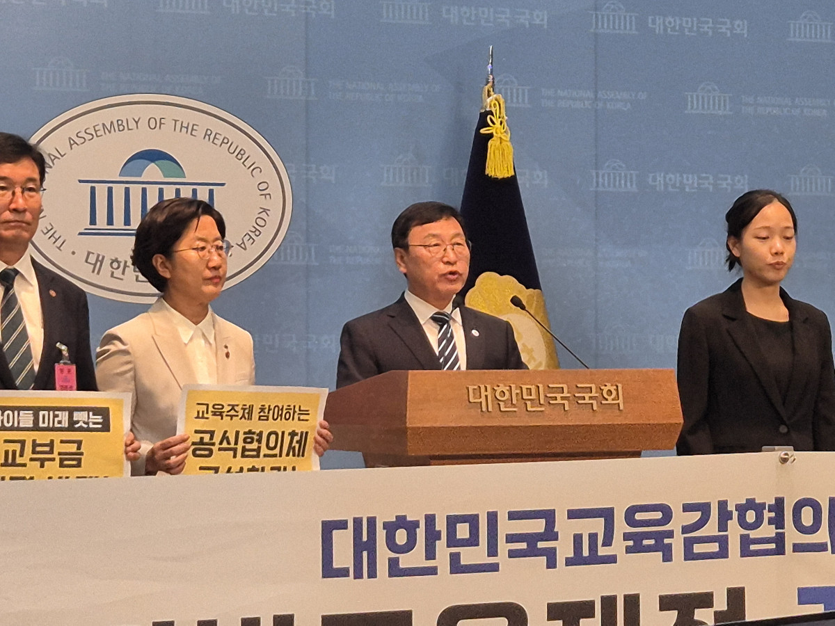 ▲정근식 대한민국교육감협의회장 겸 서울시교육감이 25일 국회에서 긴급 기자회견을 열고 16개 시도교육감 명의의 ‘지방교육재정 개편 절대 반대 성명서’를 발표하고 있다. (강문정 기자 kangmj@)
