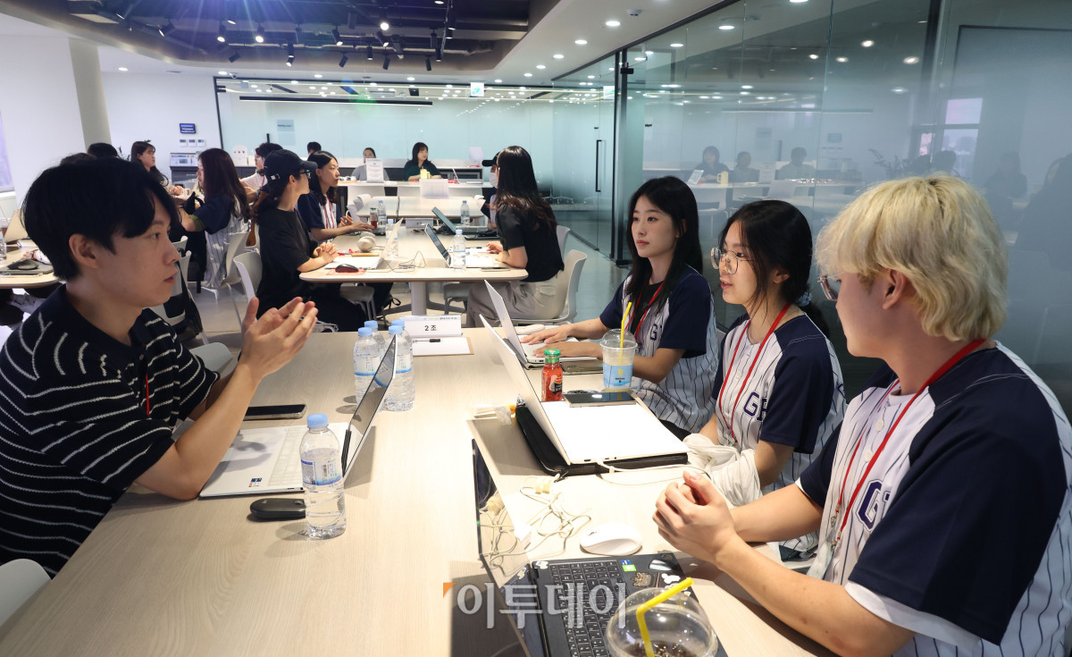 ▲25일 서울 강남구 논현동 이투데이 빌딩에서 열린 제6기 그린리모델링 대학생 기자단 워크숍에서 이투데이 기자들이 멘토로 나서 대학생 기자단에게 취재와 기사 작성에 대한 경험을 공유하고 있다. 고이란 기자 photoeran@