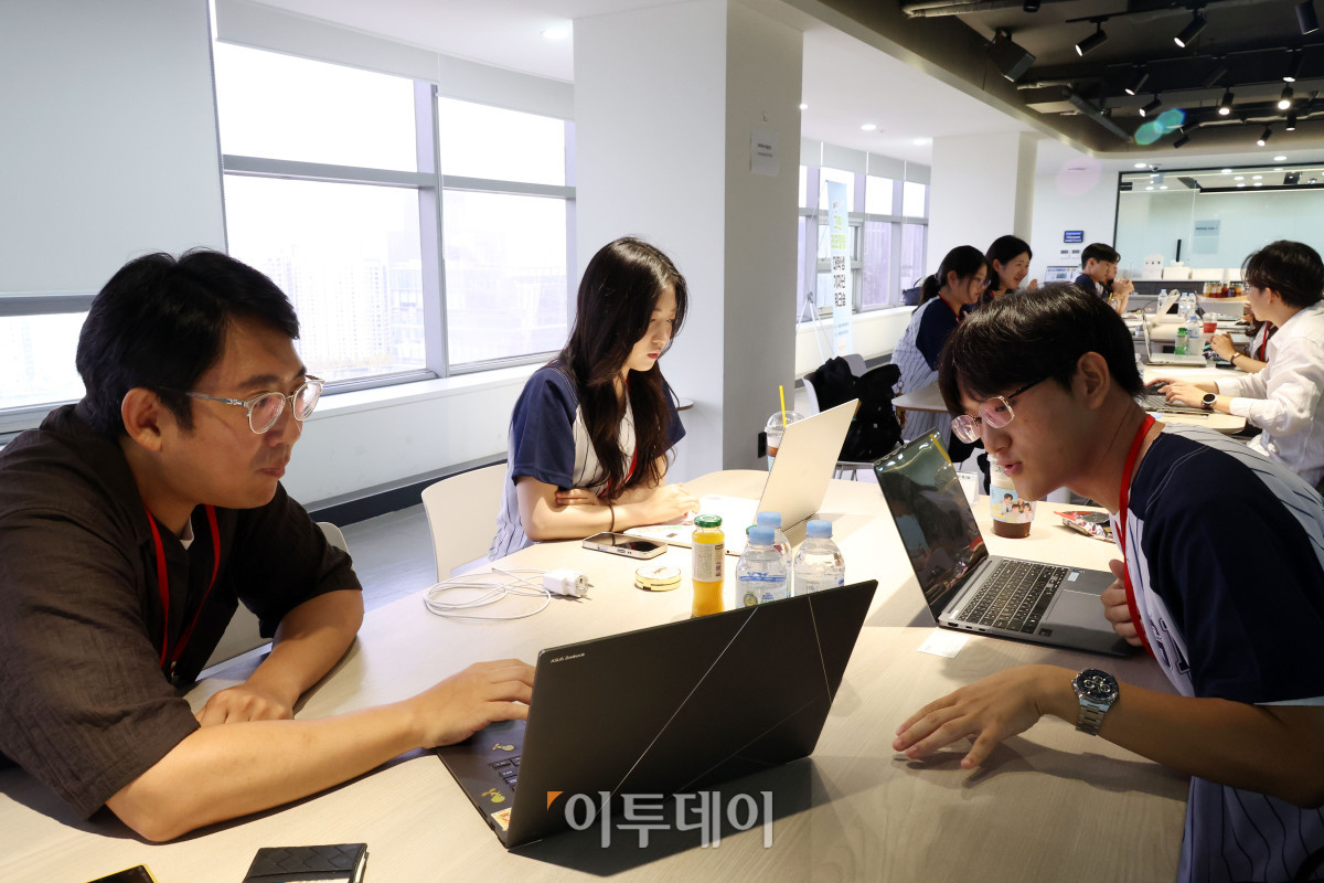▲25일 서울 강남구 논현동 이투데이 빌딩에서 열린 제6기 그린리모델링 대학생 기자단 워크숍에서 이투데이 기자들이 멘토로 나서 대학생 기자단에게 취재와 기사 작성에 대한 경험을 공유하고 있다. 고이란 기자 photoeran@