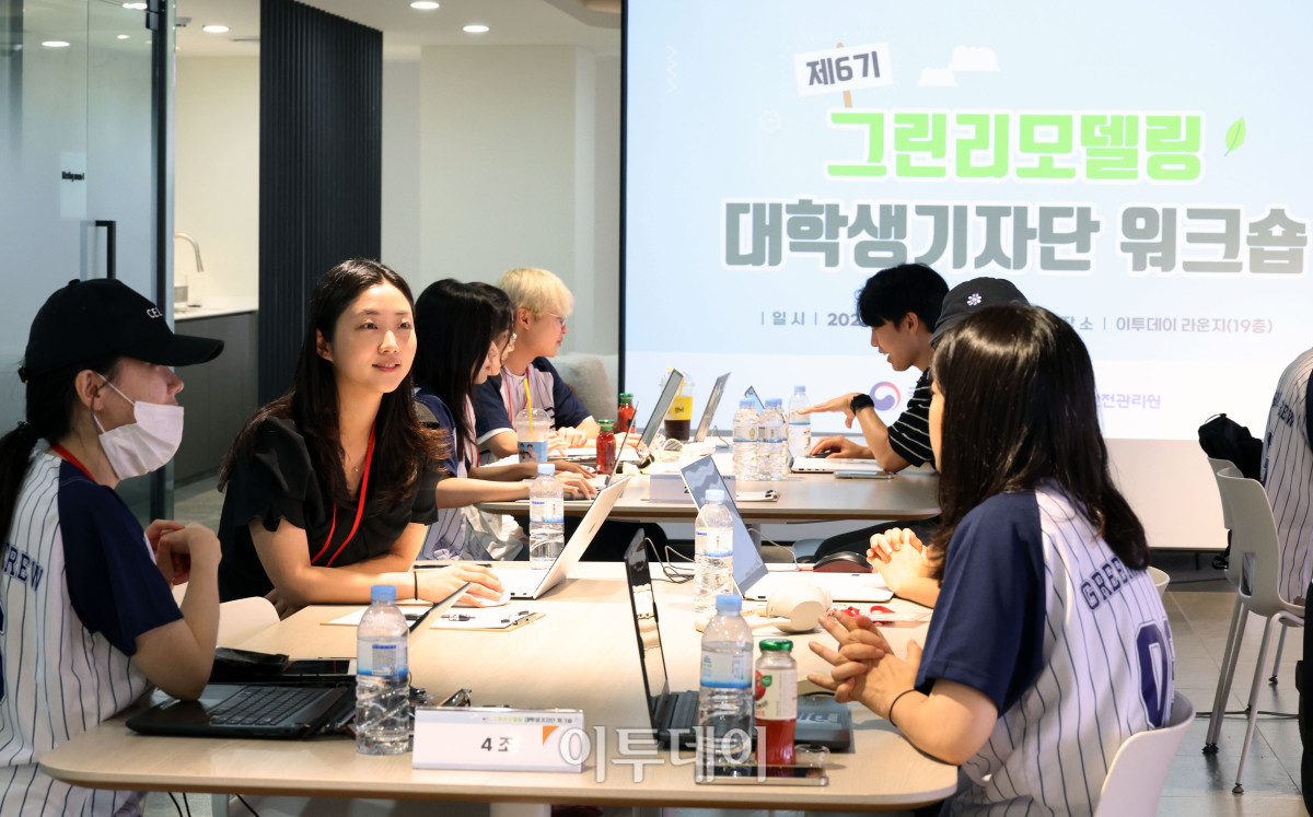 ▲25일 서울 강남구 논현동 이투데이 빌딩에서 열린 제6기 그린리모델링 대학생 기자단 워크숍에서 이투데이 기자들이 멘토로 나서 대학생 기자단에게 취재와 기사 작성에 대한 경험을 공유하고 있다. 고이란 기자 photoeran@