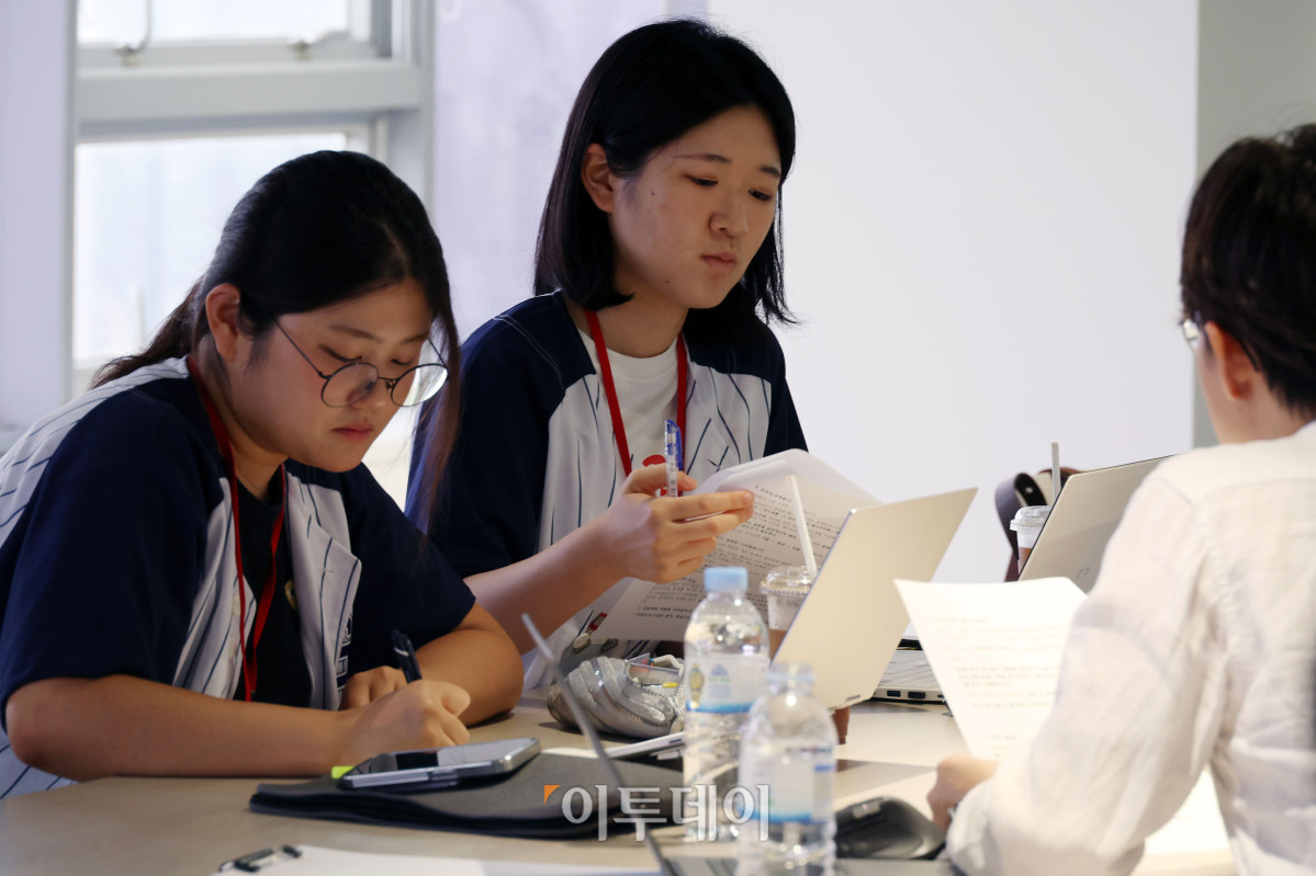 ▲25일 서울 강남구 논현동 이투데이 빌딩에서 열린 제6기 그린리모델링 대학생 기자단 워크숍에서 이투데이 기자들이 멘토로 나서 대학생 기자단에게 취재와 기사 작성에 대한 경험을 공유하고 있다. 고이란 기자 photoeran@