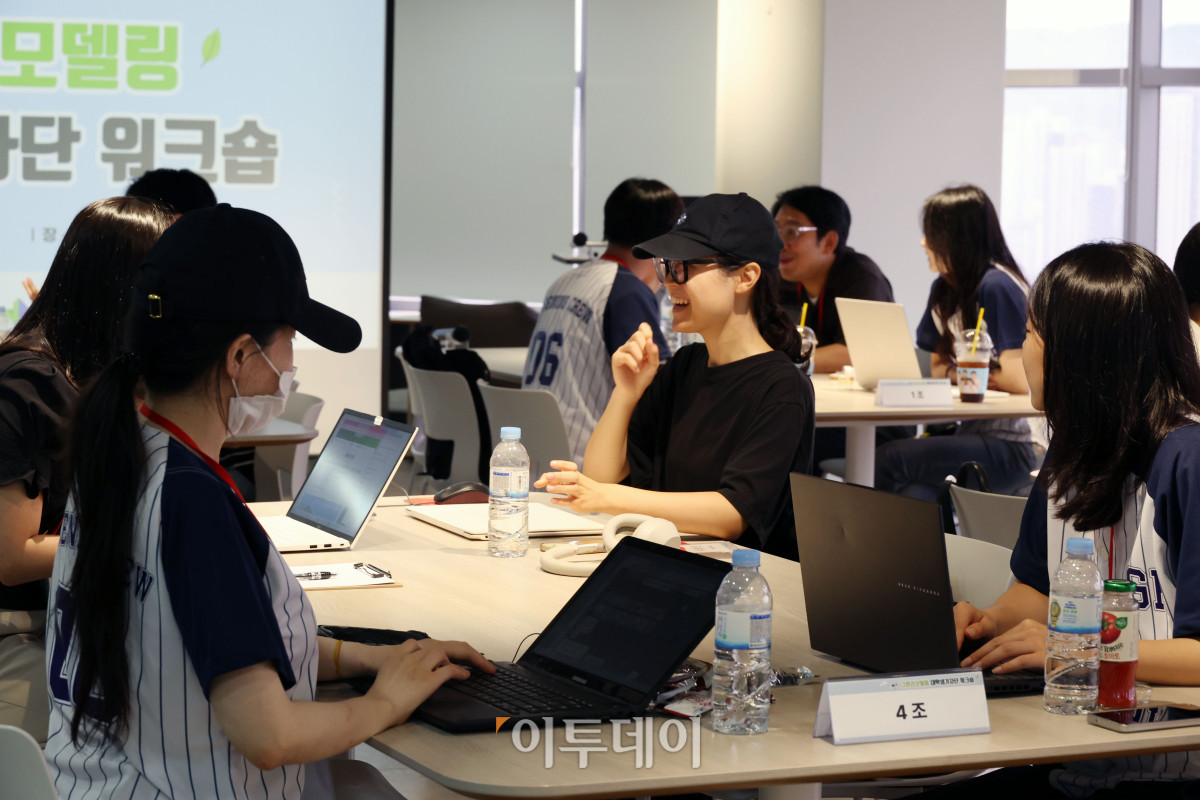 ▲25일 서울 강남구 논현동 이투데이 빌딩에서 열린 제6기 그린리모델링 대학생 기자단 워크숍에서 이투데이 기자들이 멘토로 나서 대학생 기자단에게 취재와 기사 작성에 대한 경험을 공유하고 있다. 고이란 기자 photoeran@