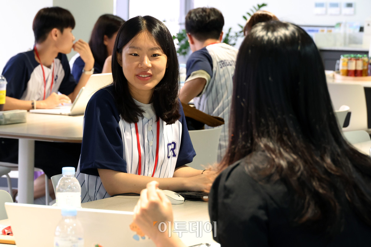 ▲25일 서울 강남구 논현동 이투데이 빌딩에서 열린 제6기 그린리모델링 대학생 기자단 워크숍에서 이투데이 기자들이 멘토로 나서 대학생 기자단에게 취재와 기사 작성에 대한 경험을 공유하고 있다. 고이란 기자 photoeran@