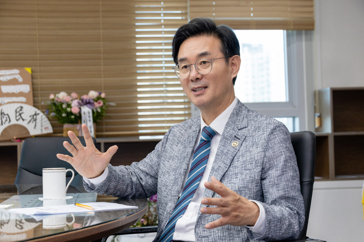 ▲최동민 서울특별시 동대문구청장이 25일 구청장 집무실에서 본지와 인터뷰를 갖고 있다. (사진 제공 = 서울 동대문구)