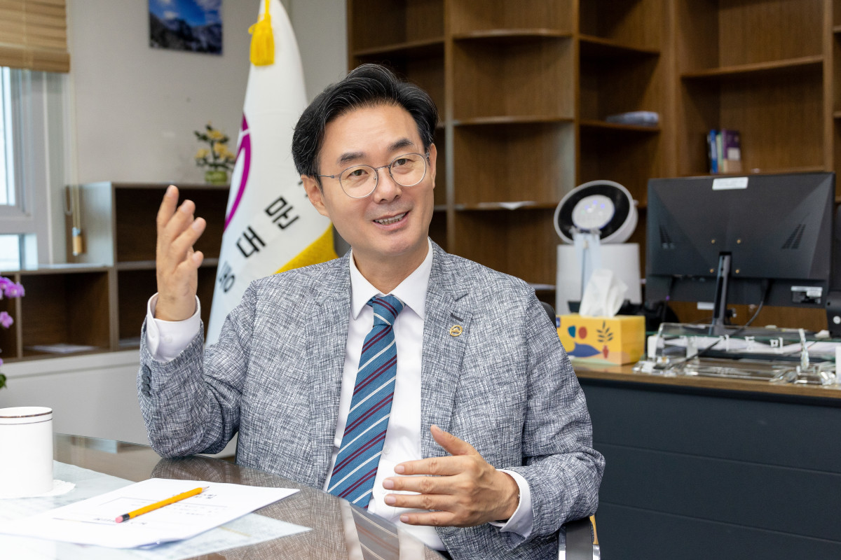 ▲최동민 서울특별시 동대문구청장이 25일 구청장 집무실에서 본지와 인터뷰를 하고 있다. (사진 제공 = 서울 동대문구)
