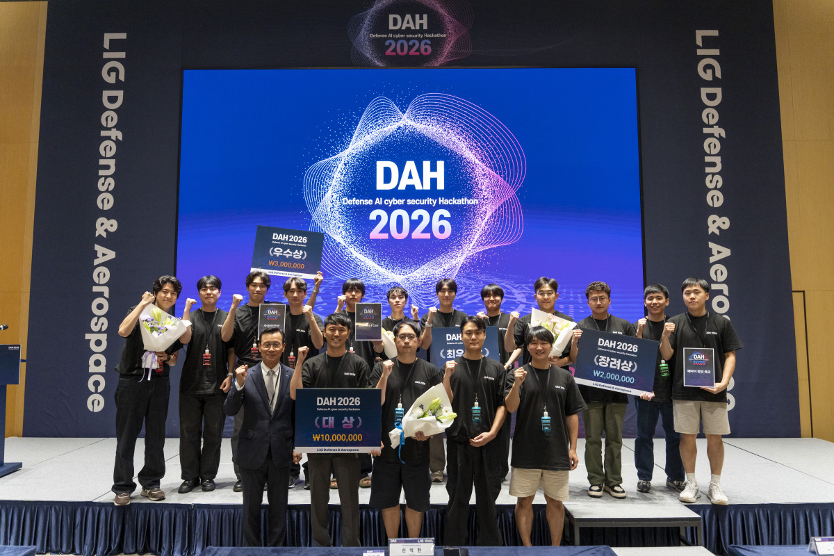▲DAH 2026 대상을 수상한 Aegis Protocol팀과 최우수상의 필승 Yes I Can팀, 우수상의 사이버인민군팀, 장려상의 에이아이 깎던 육군팀이 신익현 LIG D&A 대표이사(앞줄 왼쪽)와 함께 기념촬영을 하고 있다. (사진제공=LIG D&A)