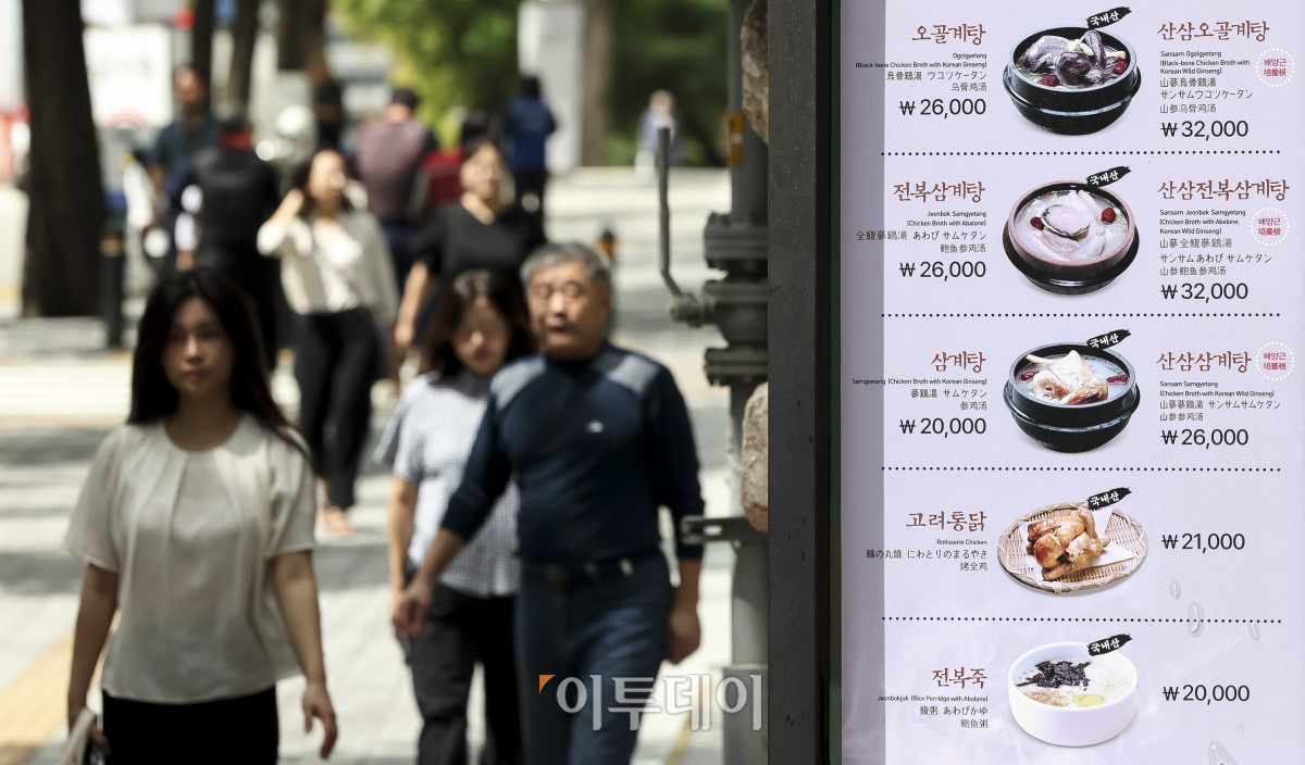 ▲외식 물가 오름세가 이어지고 있는 가운데 25일 서울 시내의 한 음식점에 삼계탕 가격이 표시되어 있다. 이날 한국소비자원 가격정보종합포털 참가격에 따르면 7월 서울 지역 삼계탕 평균 가격은 1만8천154원에서 1만8천192원으로 올랐다. 냉면은 1만2천615원에 1만2천692원으로 가격이 상승한 것으로 나타났다. 고성준 기자 joonko1@