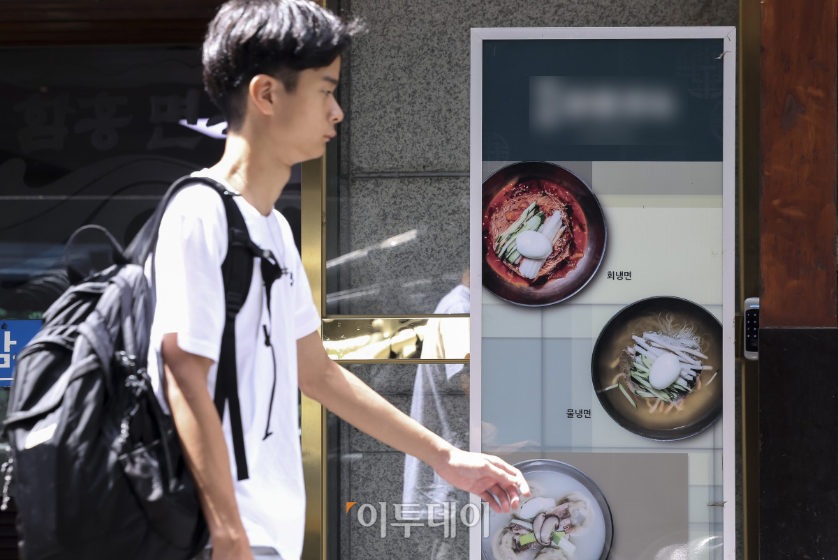 ▲외식 물가 오름세가 이어지고 있는 가운데 25일 서울 시내의 한 냉면 점문점 앞으로 시민들이 지나고 있다. 이날 한국소비자원 가격정보종합포털 참가격에 따르면 7월 서울 지역 삼계탕 평균 가격은 1만8천154원에서 1만8천192원으로 올랐다. 냉면은 1만2천615원에 1만2천692원으로 가격이 상승한 것으로 나타났다. 고성준 기자 joonko1@