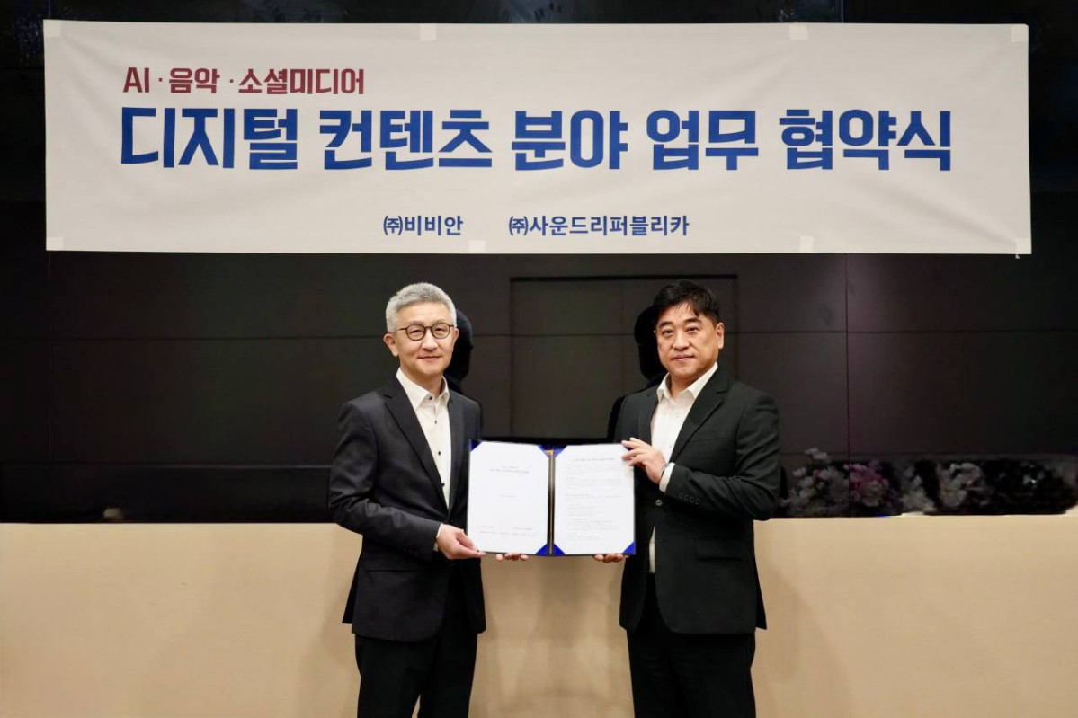 ▲손영섭 비비안 대표이사(오른쪽)와 김태윤 사운드리퍼블리카 공동대표가 25일 서울 중구 비비안 본사 대회의실에서 업무협약을 체결한 후 기념 촬영을 하고 있다. (사진제공=비비안)