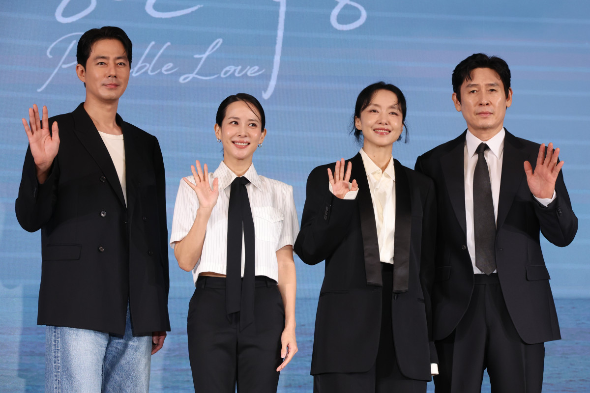 ▲배우 조인성(왼쪽부터), 조여정, 전도연, 설경구가 25일 서울 마포구 호텔 나루 서울 엠갤러리에서 열린 넷플릭스 영화 '가능한 사랑' 제작발표회에서 포즈를 취하고 있다. (연합뉴스)