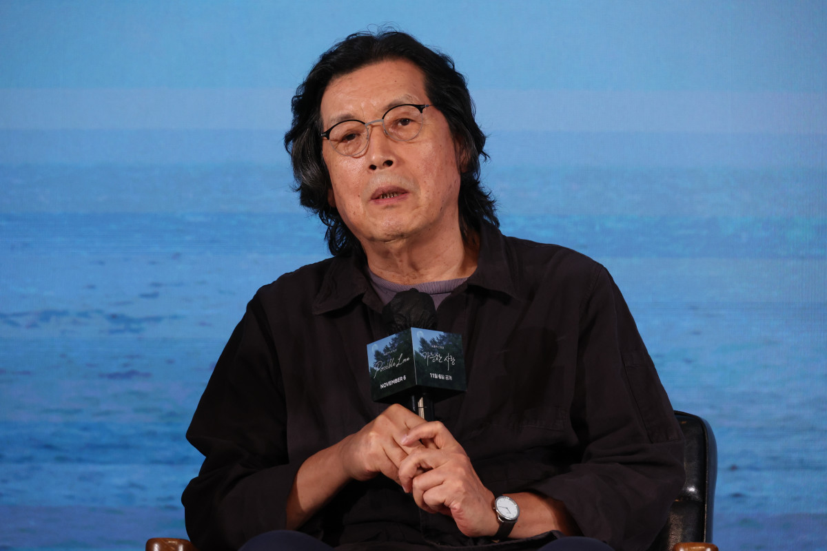 ▲이창동 감독이 25일 서울 마포구 호텔 나루 서울 엠갤러리에서 열린 넷플릭스 영화 '가능한 사랑' 제작발표회에서 인사말을 하고 있다. (연합뉴스)
