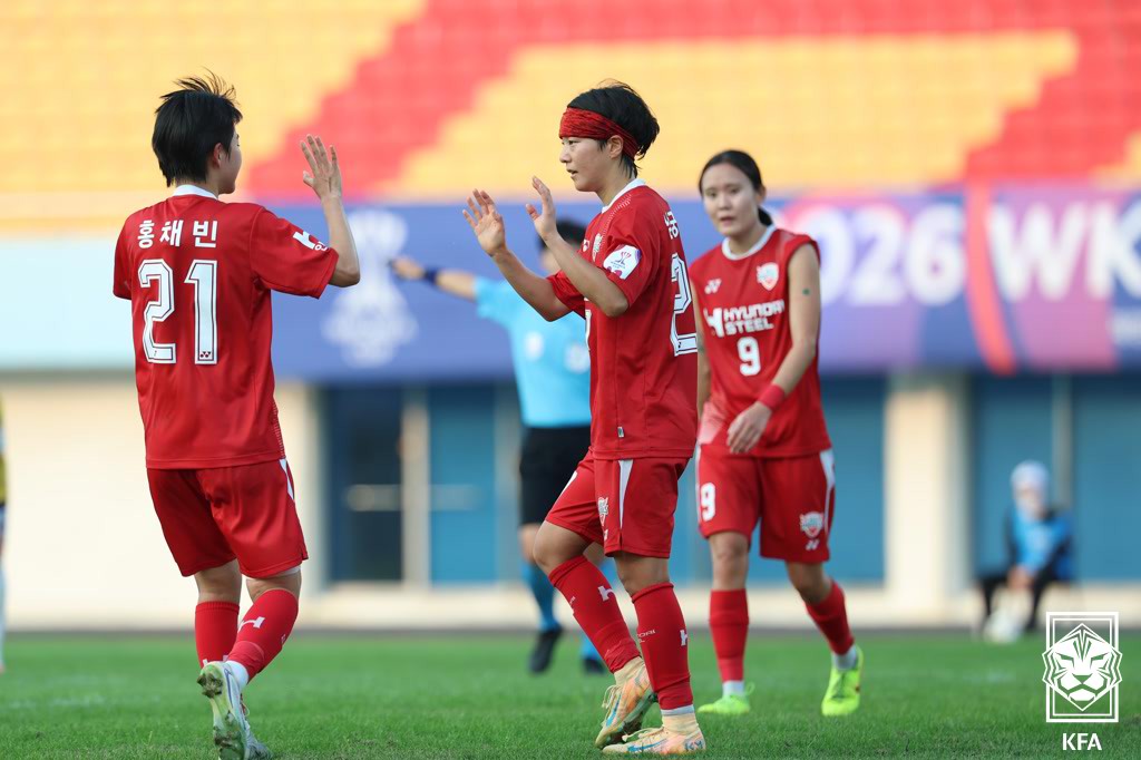 ▲인천 현대제철 남궁예지가 24일 열린 상무여자축구단과의 W코리아컵 2라운드에서 골을 넣은 뒤 동료와 기뻐하고 있다. (사진제공=대한축구협회)