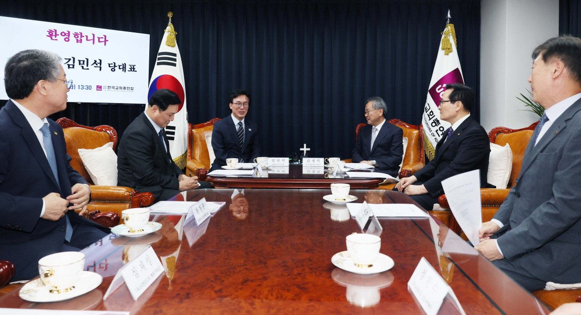 ▲김민석 더불어민주당 대표가 25일 서울 종로구 한국교회총연합에서 김정석 대표회장을 예방하고 있다. 신태현 기자 holjjak@